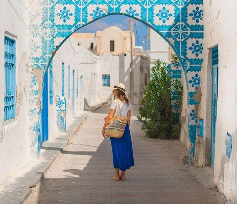 Eine Frau spaziert durch die Gassen des Houmt Souk in Djerba, Tunesien