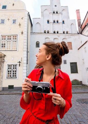 Frau in Riga während einer Sightseeing-Tour und fotografiert die Architektur
