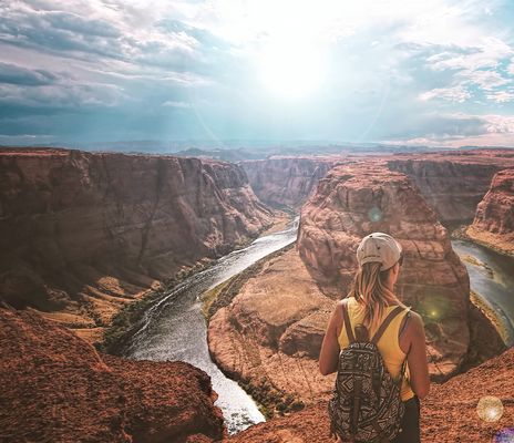 Frau blickt auf Grand Canyon