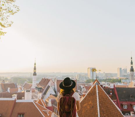 Frau blickt auf Tallinn