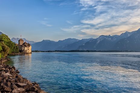 Blick auf den Genfer See in Frankreich mit Bergen im Hintergrund und ruhigem Wasser