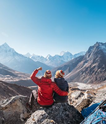 Paar wandert im Himalaya