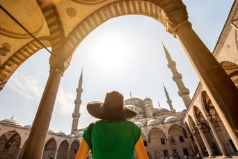 Frau vor der Hagia Sophia in Istanbul