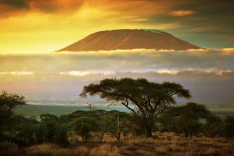 Vulkan bei Sonnenuntergang in Kenia