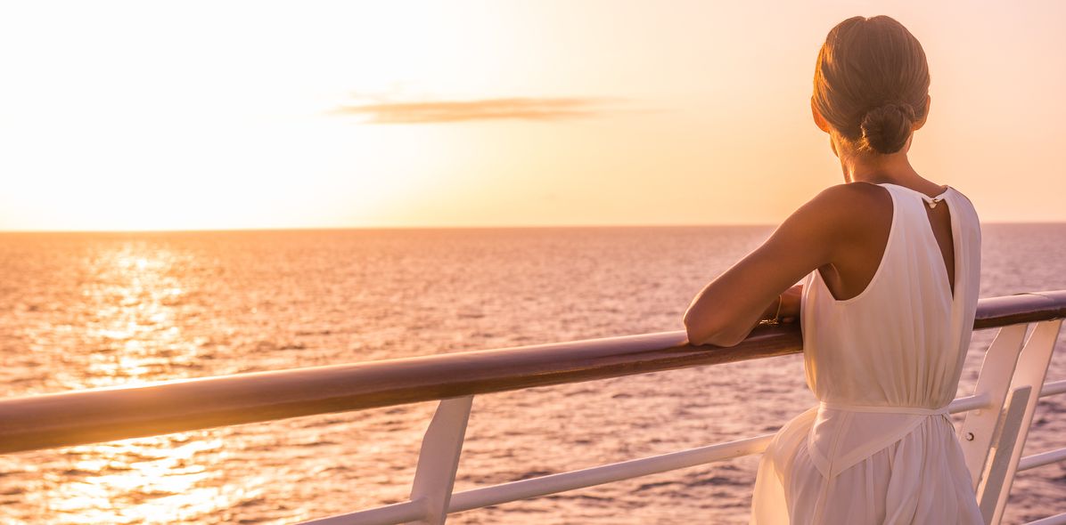 Frau genießt Ausblick bei Kreuzfahrt