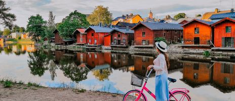 Frau auf Fahrrad in Finnland