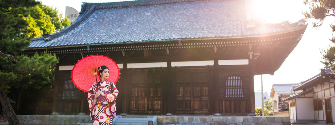 Geisha vor einem Tempel in Japan