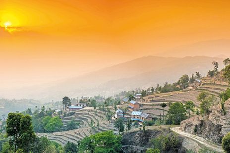 Atemberaubende hohe Berge, grüne Tälern und in Terrassen angelegte Felder in Nepal 