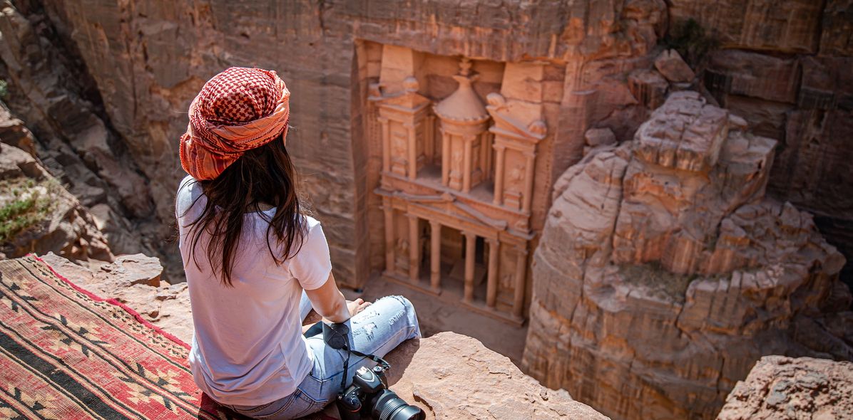 Frau blickt auf Schatzhaus in Petra