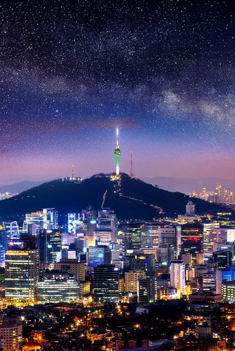 Nachtblick auf Seoul mit dem Namsan Tower, Lichtern und moderner Skyline