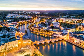 Luftaufnahme von Tavira am Abend