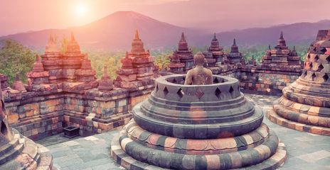 Der buddhistische Borobudur-Tempel auf Java bei Sonnenaufgang