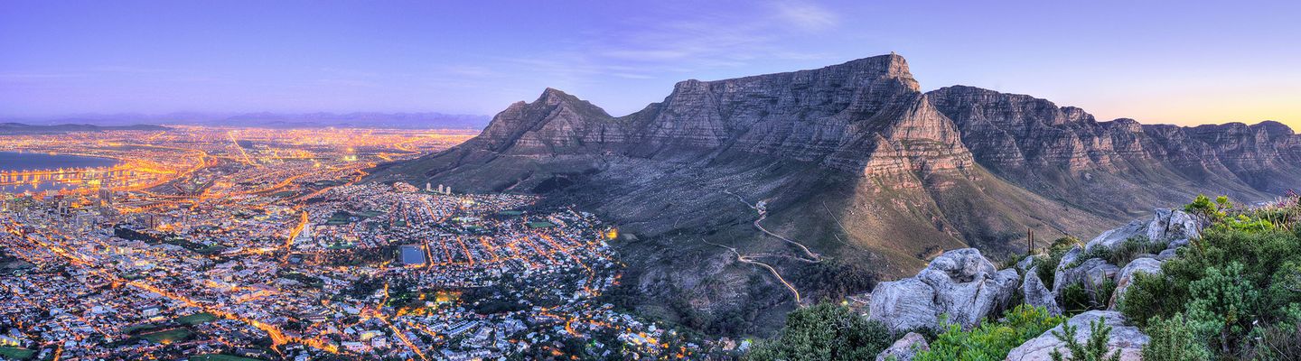 Blick auf Kapstadt in der Morgendämmerung