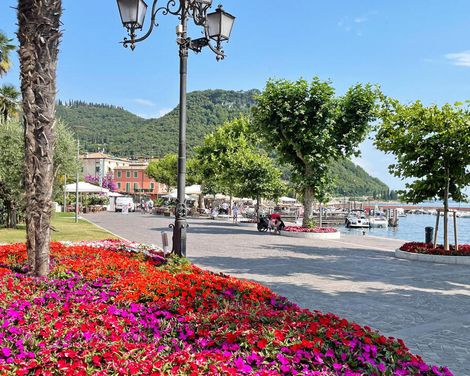 Genüsslich wandern durch Weinberge zum Gardasee-3