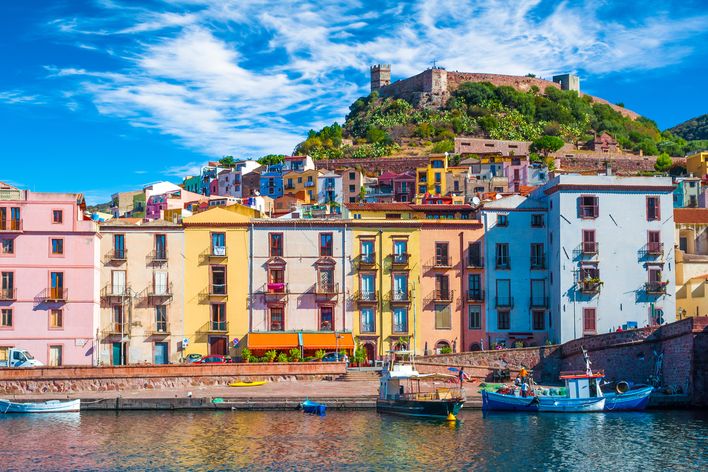 Bunte Häuser in Bosa am Fluss mit Brücke auf Sardinien