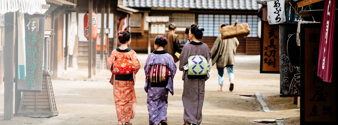 Frauen laufen durch Kyoto