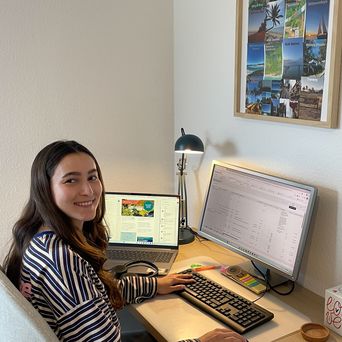 Mitarbeiterin Lousia in ihrem Home Office