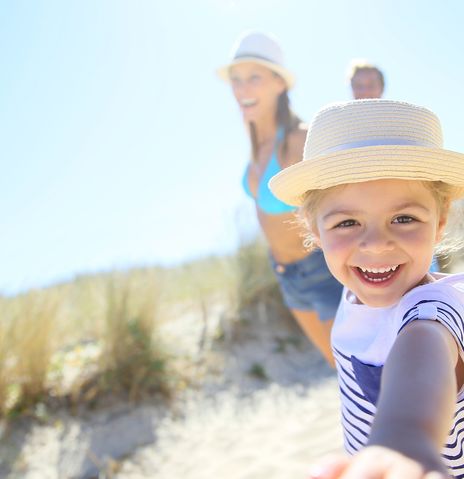 Familie am Strand beim Familienurlaub in Deutschland