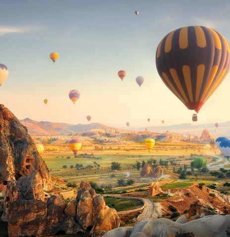 Heißluftballons fliegen über Kappadokien