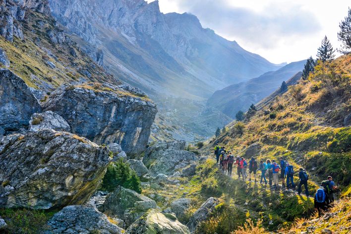 Eine Gruppe Wanderer spaziert durch den Koritnik Naturpark in Korab in Albanien
