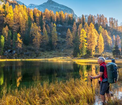 Mann beim Wandern in Berchtesgaden