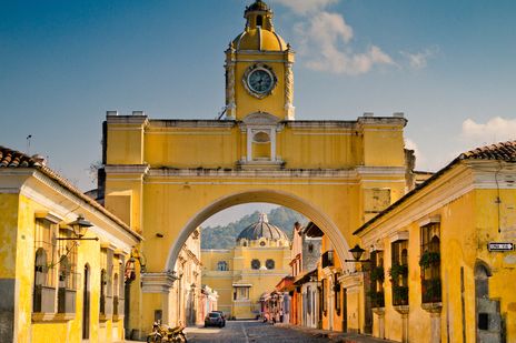 Gelber Antigua Torbogen in Guatemala
