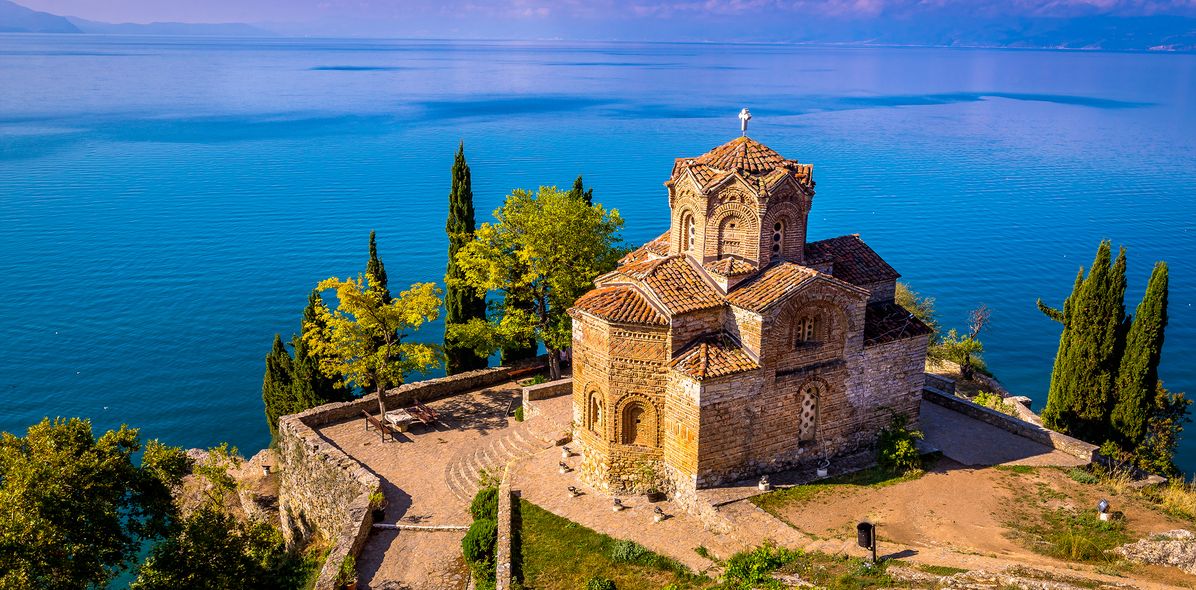 Luftbild auf die Felsenkirche Sveti Jovan Kaneo am Ohridsee in Albanien