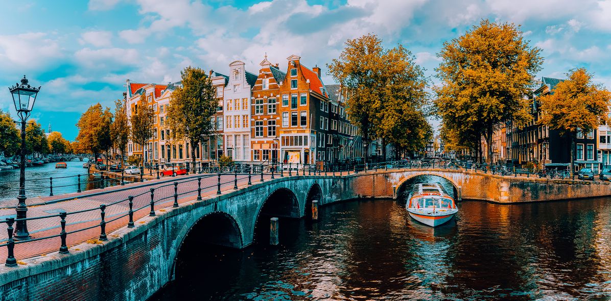 Brücke über Grachten in Amsterdam