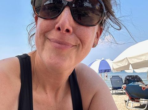 Berge & Meer-Mitarbeiterin Nina am Strand von Korfu in Griechenland