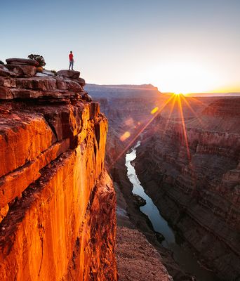 Mann steht auf einem Felsen im Grand Canyon Nationalpark in den USA