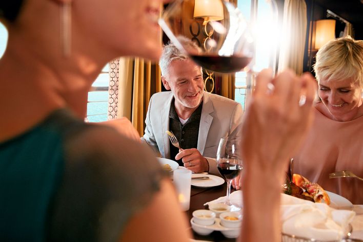 Menschen beim Essen auf der Mein Schiff 5