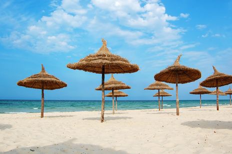 Strandabschnitt Boujaafar in Sousse mit typischen Sonnenschirmen in Tunesien