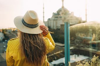 Frau vor Moschee in Istanbul