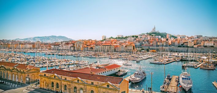 Panoramablick auf den Hafen von Marseille mit Altstadt und Booten