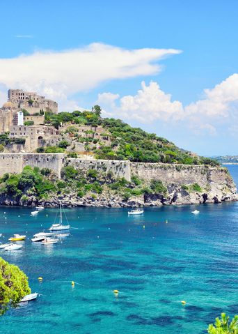 Aussicht auf die kleine Insel Trachyt, mit der Festung Castello Aragonese vor Ischia Porto