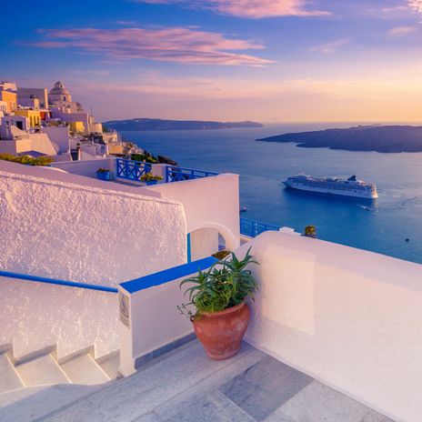 Kreuzfahrtschiff vor Santorini