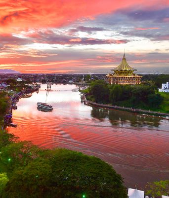 Blick auf die Stadt Kuching bei Sonnenuntergang in Malaysia