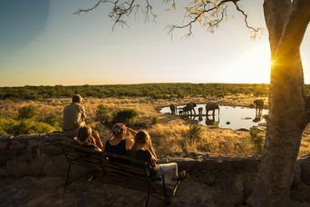 Menschen auf Safari im Etosha Nationalpark