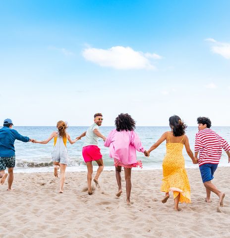 Gruppe läuft am Strand