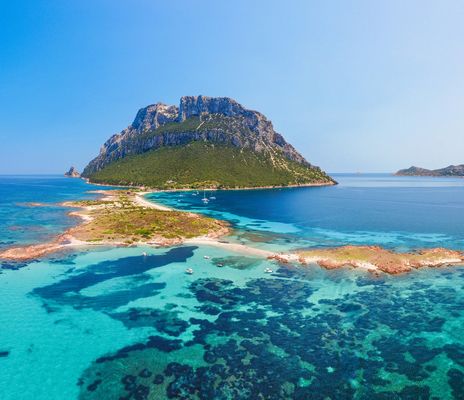 Isola di Tavolara vor der Küste bei Olbia mit türkisfarbenem Meer