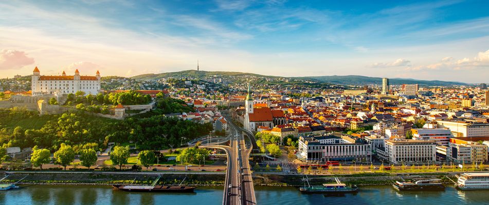 Ausblick auf Bratislava mit Donauufer, Altstadt und moderner Skyline