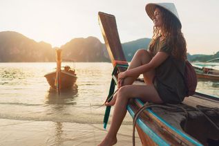 Frau auf Boot in Thailand