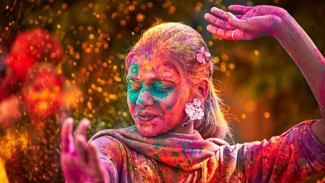 Frau beim Holi Color Festival in Indien