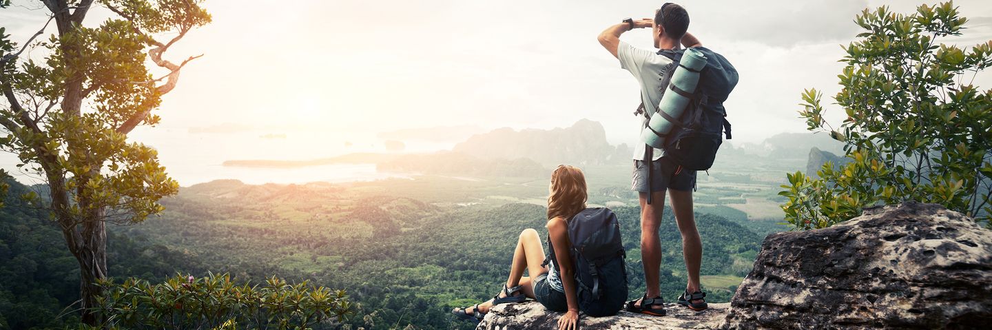 Paar beim Wandern in den Bergen