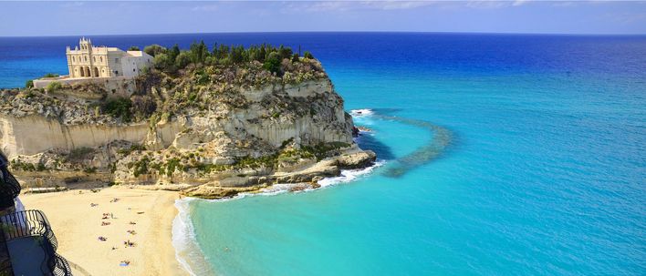 Steilküste von Tropea mit hellem Sandstrand und türkisblauem Meer