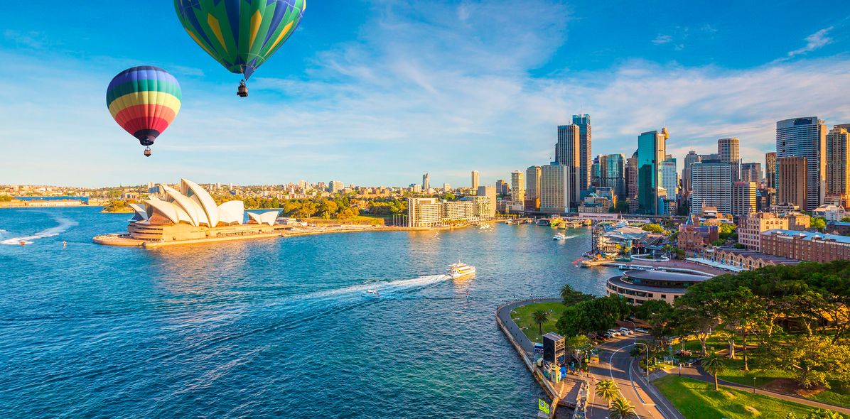Blick auf Sydney mit Heißluftballons