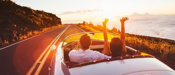 Paar im Auto an der Küste