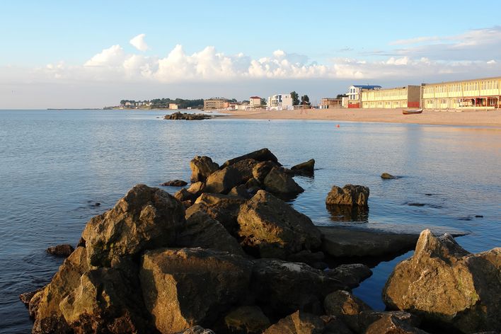 Felsküste und Strand bei Eforie an der Schwarzmeerküste Rumäniens