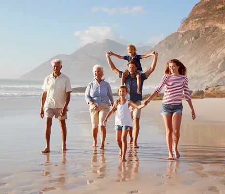 Familie gemeinsam am Strand