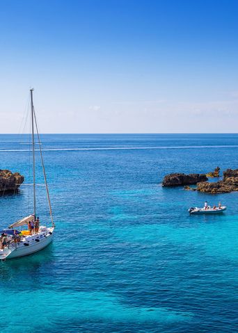 Boote vor der Insel Comino